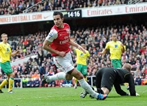 Images Dated 5th May 2012: Robin van Persie's Return: Arsenal v Norwich City, Premier League Goal Celebration (2011-12)
