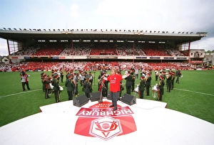 Roger Daltrey sings to fans after the match. Arsenal 4: 2 Tottenham Hotspur