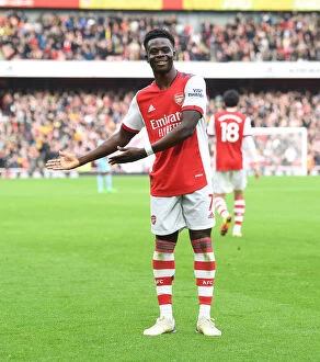 Arsenal v Manchester City 2021-22 Collection: Saka Scores the Winner: Arsenal Triumph Over Manchester City in Premier League Showdown