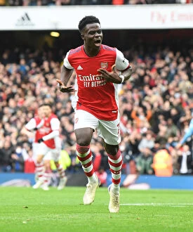 Arsenal v Manchester City 2021-22 Collection: Saka's Stunner: Arsenal's Thrilling Victory Over Manchester City