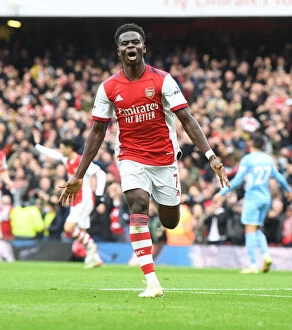 Arsenal v Manchester City 2021-22 Collection: Saka's Thriller: Arsenal's Epic Victory Over Manchester City in Premier League Showdown