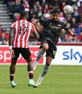 Saliba Heads Away: Brentford vs Arsenal, Premier League 2022-23