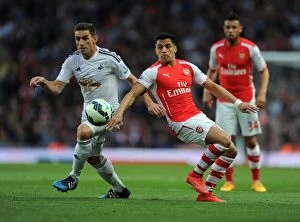 Images Dated 11th May 2015: Sanchez vs. Rangel: A Premier League Battle at Emirates