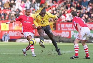 Campbell Sol Collection: Sol Campbell (Arsenal) Shaun Bartlett (Charlton). Charlton Athletic 0: 1 Arsenal