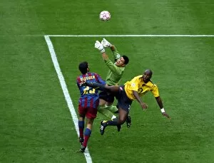 Campbell Sol Collection: Sol Campbell (Arsenal) Victor Valdes and Oleguer (Barcelona)