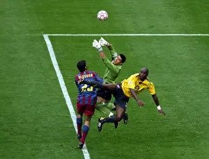 Classic Match Prints: Sol Campbell (Arsenal) Victor Valdes and Oleguer (Barcelona)