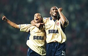 Man Utd v Arsenal Collection: Sol Campbell and Ashley Cole celebrate the Arsenal Championship win