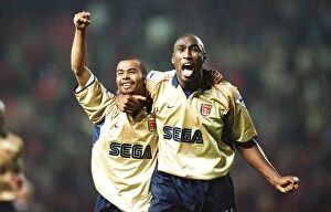 Man Utd v Arsenal Collection: Sol Campbell and Ashley Cole celebrate th Arsenal Championship win