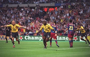 Campbell Sol Collection: Sol Campbell celebrates scoring Arsenals goal with Freddie Ljungberg