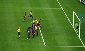 Campbell Sol Collection: Sol Campbell heads Arsenals goal past Victor Valdes (Barcelona)