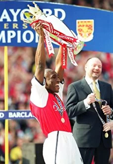 Arsenal v Everton Collection: Sol Campbell Lifts the FA Premier League Trophy: Arsenal 4-3 Everton, Highbury, London, May 11, 2002