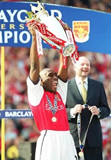 Sol Campbell lifts the F.A.Barclaycard Premiership Trophy