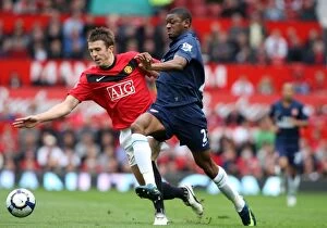 Manchester United v Arsenal 2009-10 Collection: Tense Battle: Abou Diaby vs. Michael Carrick - Manchester United's 2-1 Victory over Arsenal in
