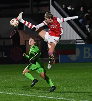 Tense Showdown: Arsenal WFC vs HB Koge in UEFA Women's Champions League - Vivianne Miedema Faces Off Against Signe Markvardsen