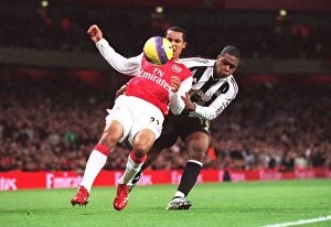 Images Dated 18th November 2006: Theo Walcott (Arsenal) Charles N Zogbia (Newcastle)