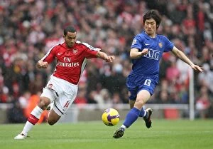 Images Dated 8th November 2008: Theo Walcott (Arsenal) Ji Sung Park (Manchester United)