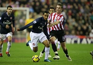 Images Dated 21st November 2009: Theo Walcott (Arsenal) Jordan Henderson (Sunderland). Sunderland 1: 0 Arsenal