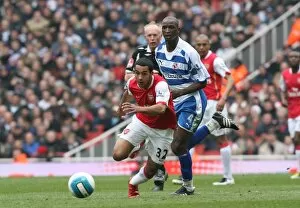 Arsenal v Reading 2007-8 Collection: Theo Walcott (Arsenal) Kalifa Cisse (Reading)
