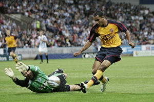 Huddersfield v Arsenal 2008-09 Collection: Theo Walcott (Arsenal) Matt Glennon (Huddersfield)