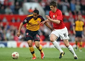 Manchester United v Arsenal 2008-09 Champions League 1-2 1st Leg Collection: Theo Walcott (Arsenal) Michael Carrick (Man Utd)