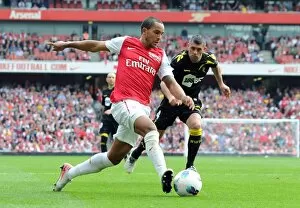 Arsenal v Bolton Wanderers 2011-12 Collection: Theo Walcott (Arsenal) Paul Robinson (Bolton). Arsenal 3: 0 Bolton Wanderers
