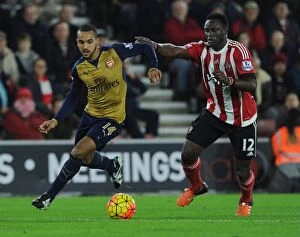 Images Dated 26th December 2015: Theo Walcott Dashes Past Wanyama: Southampton vs. Arsenal, Premier League 2015-16