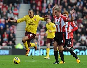 Sunderland Afc Collection: Theo Walcott Outmaneuvers Lee Cattermole: Sunderland vs. Arsenal, Premier League 2012-13