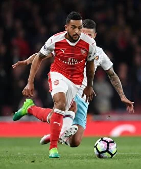 Arsenal v West Ham United 2016-17 Collection: Theo Walcott Outmaneuvers Manuel Lanzini: A Tactical Battle at the Emirates