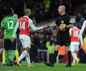 Arsenal v Southampton 2015-16 Collection: Theo Walcott and Referee Lee Mason in Heated Exchange After Arsenal vs. Southampton Match (2015-16)