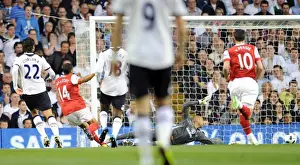 Theo Walcott scores Arsenals 12st goal past Heurelho Gomes (Tottenham)