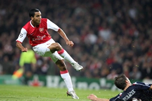 Arsenal v Slavia Prague 2007-08 Collection: Theo Walcott scores Arsenals 3rd goal past David Hubecak (Slavia)