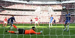 Theo Walcott shoots past Chelsea goalkeeper Petr Cech