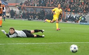 Theo Walcott shoots past Shakhtar goalkeeper Andriy Pyatov to score the Arsenal goal