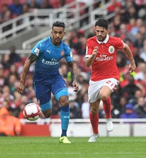 Arsenal v Benfica - Emirates Cup 2017-18 Collection: Theo Walcott's Agile Moves: Outmaneuvering Pizzi in Arsenal's Emirates Cup Victory