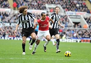 Newcastle United v Arsenal 2010-11 Collection: Theo Walcott's Thrilling Sprint and Goal Past Fabricio Coloccini (Newcastle 4:4 Arsenal, 2011)