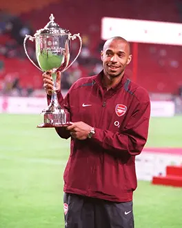 Thierry Henry (Arsenal) with the Amsterdam Tournament Trophy. Arsenal 2: 1 Porto