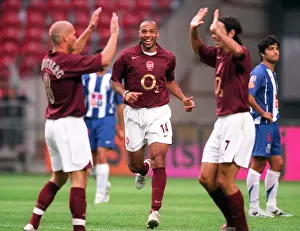 Thierry Henry (Arsenal) celebrates Freddie Ljungbergs 1st goal with Robert Pires