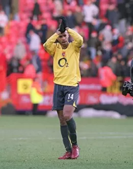 Charlton Ath v Arsenal 2005-6 Collection: Thierry Henry (Arsenal) claps the fans at the end of the match