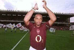 Arsenal v Man City 2005-6 Collection: Thierry Henry (Arsenal) claps the fans before the start of the match