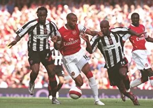 Images Dated 23rd September 2006: Thierry Henry (Arsenal) Claude Davis and David Sommeil (Sheff Utd)