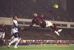 Henry Thierry Collection: Thierry Henry (Arsenal) Danny Gabbidon (West Ham). Arsenal 2: 3 West ham United