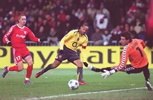 Images Dated 24th November 2005: Thierry Henry (Arsenal) Eldin Jakupovic (Thun). FC Thun 0: 1 Arsenal