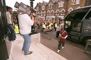 Thierry Henry (Arsenal) gets off the coach. Arsenal 2:0 Newcastle United Thierry Henry (Arsenal) gets off the coach. Arsenal 2:0 Newcastle United