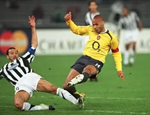 Juventus v Arsenal 2005-6 Collection: Thierry Henry (Arsenal) Gianluca Zambrotta (Juve). Juventus 0: 0 Arsenal