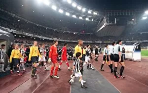 Thierry Henry (Arsenal) leads the Arsenal team out. Juventus 0: 0 Arsenal