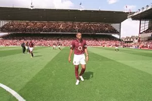 Images Dated 20th September 2005: Thierry Henry (Arsenal) in front of the North Bank before the match