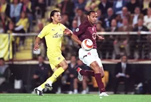Images Dated 28th April 2006: Thierry Henry (Arsenal) Pena (Villarreal). Villarreal 0: 0 Arsenal