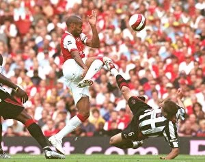 Images Dated 23rd September 2006: Thierry Henry (Arsenal) Phil Jagielka and Claude Davis (Sheff Utd)