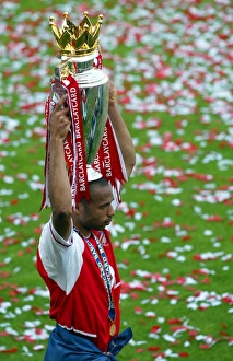 Thierry Henry (Arsenal) with the Premiership trophy. Arsenal 2:1 Leicester City Thierry Henry (Arsenal) with the Premiership trophy. Arsenal 2:1 Leicester City
