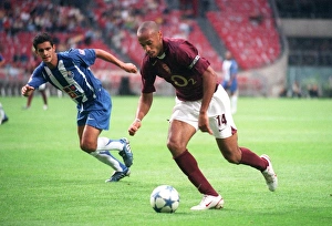 Thierry Henry (Arsenal) Ricardo Costa (Porto). Arsenal 2:1 Porto Thierry Henry (Arsenal) Ricardo Costa (Porto). Arsenal 2:1 Porto